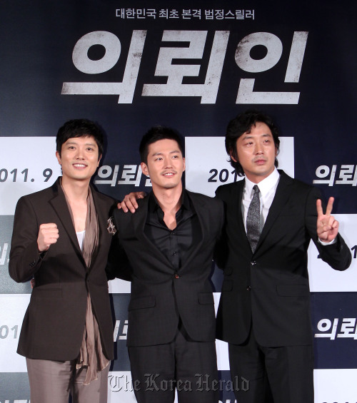 From left: Actor Park Hee-soon, Jang Hyuk and Ha Jung-woo pose for a photo during a press conference promoting their upcoming courtroom thriller, “The Client,” in Seoul, Tuesday.  Yonhap News