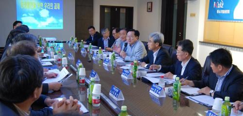 중소기업중앙회는 중앙회 회장단, 대학교수, 금융계 관계자 등 20여명이 참석한 가운데 지난 29일 중국 길림성 연길시청사에서 ‘선진경제를 향한 향후 50년 중소기업의 미래와 정책 과제’를 주제로 대토론회를 가졌다.
