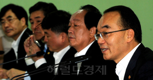 박재완 기획재정부 장관이 31일 오전  정부과천청사에서 열린 경제정책조정회의에서 인사말을 통해 경제정책현안에 대해 말하고 있다.박현구 기자phko@heraldm.com 2011.08.31\r\n박재완 기획재정부 장관은 31일 오전 정부과천청사에서 경제정책조정회의를 주재했다. 이날 박 장관은 고령층의 삶의 질 제고가 경제에 역동성을 불어넣는다고 강조했다.  \n 박현구 기자/phko@heraldm.com