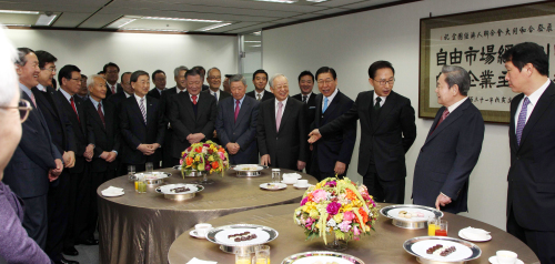 수출 투자 고용확대를 위한 대기업 간담회가 24일 여의도 KT빌딩 전국경제인연합회에서 이명박 대통령과 30대 그룹 회장단들이 참석한 가운데 열렸다. 이대통령과 각 그룹 총수들이 환담을 하고 있다.<br />/20110124\r\n수출 투자 고용확대를 위한 대기업 간담회가 24일 여의도 KT빌딩 전국경제인연합회에서 이명박 대통령과 30대 그룹 회장단들이 참석한 가운데 열렸다. 이대통령과 각 그룹 총수들이 환담을 하고 있다.\n/20110124\r\n이명박 대통령과 재계 총수 및 경제단체장들은 31일 대한상의에서 오찬을 함께하며 ‘공생 발전’ 실현을 위한 민ㆍ관 공조 방안에 대해 폭넓은 의견을 나눴다. 사진은 지난 1월 24일 전경련 주관하에 신년하례식을 겸해 열린 간담회에서 이 대통령과 30대그룹 회장단이 환담을 나누는 모습.  ［헤럴드경제 DB］