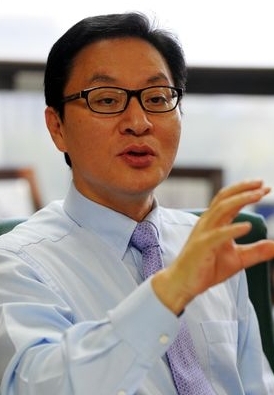 정두언 한나라당 (국회의원), 한나라당 (여의도연구소장), 국회기후변화포럼 (공동대표) / 사진첨부) <여야 ‘전략통’에게 듣는다> 정두언 “결국 인물로 가야”