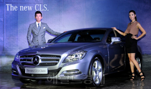 메르세데스-벤츠 코리아㈜(www.mercedes-benz.co.kr)가  31일 4도어 쿠페라는 새로운 기준을 제시한 CLS-Class의 2세대 모델 The new CLS 350 BlueEFFICIENCY를 출시를 강남구 청담동 Fluxu 빌딩에서 갖고 있다. 메르세데스-벤츠 The new CLS 350 BlueEFFICIENCY는 최신 친환경 고효율 엔진인 V형 6기통 가솔린 직분사 엔진과 향상된 7G-TRONIC PLUS 자동변속기의 장착으로 최고출력 306hp과 최대토크 37.7kg.m의 뛰어난 성능을 발휘한다. 이와 함께 이전 모델 대비 연비는 1ℓ 당 10.1km로 약 16.1% 향상되었으며 이산화탄소 배출량은 1km 당 232g으로 14.1% 감소되었다. 정지 상태에서 100km/h까지 6.1초에 주파하며 최고 속도는 250km/h에 달한다. 가격은 107,500,000원(부가세 포함)이다. 박현구 기자phko@heraldm.com 2011.08.31\r\n메르세데스-벤츠 코리아㈜(www.mercedes-benz.co.kr)가  31일 4도어 쿠페라는 새로운 기준을 제시한 CLS-Class의 2세대 모델 The new CLS 350 BlueEFFICIENCY를 출시를 강남구 청담동 Fluxu 빌딩에서 갖고 있다. 메르세데스-벤츠 The new CLS 350 BlueEFFICIENCY는 최신 친환경 고효율 엔진인 V형 6기통 가솔린 직분사 엔진과 향상된 7G-TRONIC PLUS 자동변속기의 장착으로 최고출력 306hp과 최대토크 37.7kg.m의 뛰어난 성능을 발휘한다. 이와 함께 이전 모델 대비 연비는 1ℓ 당 10.1km로 약 16.1% 향상되었으며 이산화탄소 배출량은 1km 당 232g으로 14.1% 감소되었다. 정지 상태에서 100km/h까지 6.1초에 주파하며 최고 속도는 250km/h에 달한다. 가격은 107,500,000원(부가세 포함)이다. 박현구 기자phko@heraldm.com 2011.08.31\r\n메르세데스-벤츠 코리아㈜(www.mercedes-benz.co.kr)가  31일 4도어 쿠페라는 새로운 기준을 제시한 CLS-Class의 2세대 모델 The new CLS 350 BlueEFFICIENCY를 출시를 강남구 청담동 Fluxu 빌딩에서 갖고 있다. 메르세데스-벤츠 The new CLS 350 BlueEFFICIENCY는 최신 친환경 고효율 엔진인 V형 6기통 가솔린 직분사 엔진과 향상된 7G-TRONIC PLUS 자동변속기의 장착으로 최고출력 306hp과 최대토크 37.7kg.m의 뛰어난 성능을 발휘한다. 이와 함께 이전 모델 대비 연비는 1ℓ 당 10.1km로 약 16.1% 향상되었으며 이산화탄소 배출량은 1km 당 232g으로 14.1% 감소되었다. 정지 상태에서 100km/h까지 6.1초에 주파하며 최고 속도는 250km/h에 달한다. 가격은 107,500,000원(부가세 포함)이다. 박현구 기자phko@heraldm.com 2011.08.31