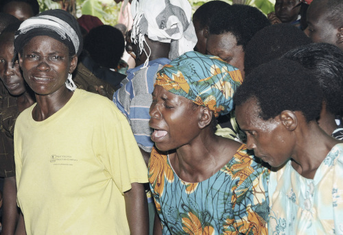 <YONHAP PHOTO-2539> Relatives mourn for their loved ones who died in landslides in Gombe village in the Bulambuli district, 167 miles (267 kilometers) east of Kampala, Tuesday, Aug. 30, 2011. Landslides killed at least 29 people on Monday, including children buried in their homes in an eastern district of Uganda, officials said. (AP Photo/Stephen Wandera)/2011-08-30 22:58:21/ <저작권자 ⓒ 1980-2011 ㈜연합뉴스. 무단 전재 재배포 금지.>\r\nRelatives mourn for their loved ones who died in landslides in Gombe village in the Bulambuli district, 267 kilometers east of Kampala on Tuesday. AP-Yonhap News