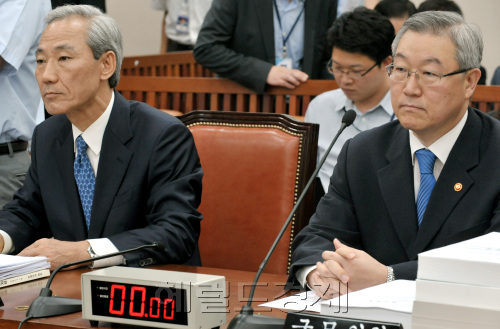 김성환(오른쪽) 외교통상부 장관과 김종훈 통상교섭본부장이  한미FTA비준동의안  상정이 예정된 31일 오전 열린 외통위 전체회의에 출석하여 의원들의 질의를 듣고 있다.양동출dcyang@heraldm.com/110831/\r\n김성환(오른쪽) 외교통상부 장관과 김종훈 통상교섭본부장이  한미FTA비준동의안  상정이 예정된 31일 오전 열린 외통위 전체회의에 출석하여 의원들의 질의를 듣고 있다.양동출dcyang@heraldm.com/110831/\r\n김성환(오른쪽) 외교통상부 장관과 김종훈 통상교섭본부장이 한ㆍ미 FTA비준동의안 상정이 예정된 31일 오전 열린 외통위 전체회의에 출석해 의원들의 질의를 듣고 있다. 양동출 기자/dcyang@heraldm.com