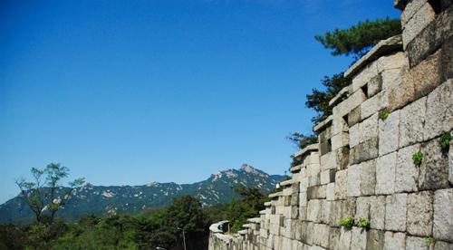 The Seoul Fortress with a view of Mount Bukhan.            Yonhap News