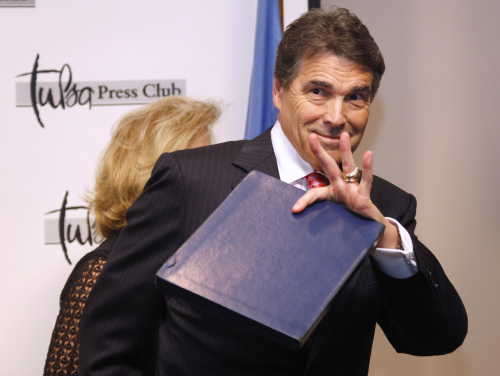 <YONHAP PHOTO-0480> Republican presidential candidate, Texas Gov. Rick Perry waves as he exits the Tulsa Press Club following a news conference in Tulsa, Okla., Monday, Aug. 29, 2011. (AP Photo/Sue Ogrocki)/2011-08-30 07:32:46/ <저작권자 ⓒ 1980-2011 ㈜연합뉴스. 무단 전재 재배포 금지.>\r\nRepublican presidential candidates Rick Perry. AP-Yonhap News