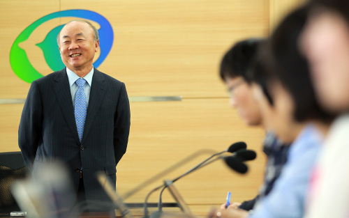 <YONHAP PHOTO-1310> 질문에 답하는 류우익 내정자 (서울=연합뉴스) 신준희 기자 = 류우익 통일부장관 내정자가 31일 오전 서울 삼청동 남북회담본부에서 열린 기자간담회에서 기자들의 질문에 답하고 있다. 류 내정자는 "남북관계의 실질적 진전을 위해서 필요하다면 유연성을 낼 부분이 있는지 궁리해볼 생각"이라고 밝혔다. 2011.8.31 hama@yna.co.kr/2011-08-31 13:17:19/ <저작권자 ⓒ 1980-2011 ㈜연합뉴스. 무단 전재 재배포 금지.>\r\nYu Woo-ik, President Lee Myung-bak’s Unification Minister nominee, talks to reporters at a government office in Seoul on Wednesday.  Yonhap News