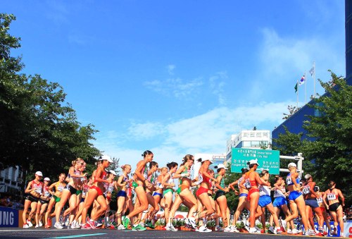 31일 대구 국채보상기념공원 앞 도로에서 열린 여자 20km 경보에서 선수들이 힘찬 레이스를 펼치고 있다.\r\nAthletes compete in the 20-kilometer walk final in Daegu on Wednesday.  Park Hae-mook/The Korea Herald