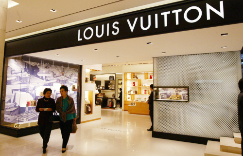 오픈을 앞두고 있는 신세계명품관 2007.02.26 배선지기자sunji@heraldm.com\r\nCustomers walk out of the Louis Vuitton shop in Shinsaegae Department Store in central Seoul.   Park Hyun-koo/The Korea Herald