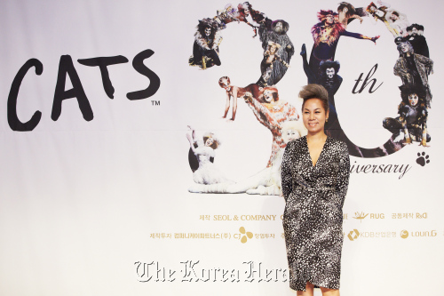 Singer Insooni during a press conference promoting her upcoming musical, “Cats,” in Jamsil, southern Seoul, Wednesday. Seol & Company
