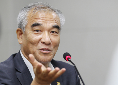 <YONHAP PHOTO-1838> 간담회갖는 최광식 문화체육관광부장관 내정자 (서울=연합뉴스) 안정원 기자 = 문화체육관광부장관으로 내정된 최광식 문화재청장이 31일 서울 종로구 세종로 국립고궁박물관에서 열린 기자간담회에서 "문화복지를 위해 콘텐츠 예산등을 늘려나가겠다"고 밝히고 있다. 2011.8.31 jeong@yna.co.kr/2011-08-31 15:00:51/ <저작권자 ⓒ 1980-2011 ㈜연합뉴스. 무단 전재 재배포 금지.>\r\nCulture, Sports and Tourism Minister-designate Choe Kwang-shik speaks during a press conference on Wednesday.  Yonhap News