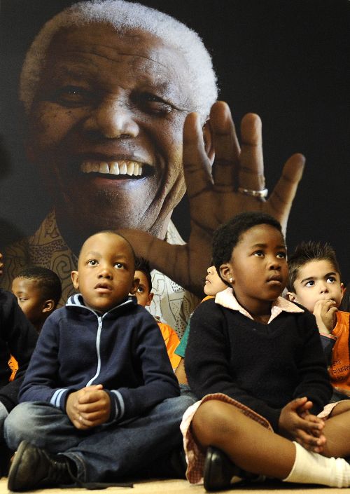 <YONHAP PHOTO-1654> to go with story "Mandela museums booming in South Africa" (FILES) File picture taken on July 17, 2011 of a group of schoolchildren participating in a symbolic handover at the Nelson Mandela Foundation in Johannesburg to set the tone before the Mandela's 93rd birthday and Mandela Day on July 18, 2011. Nelson Mandela covered most of South Africa during five decades fighting apartheid and five years as president, and it sometimes seems a museum has sprouted everywhere he set foot. AFP PHOTO / STEPHANE DE SAKUTIN /2011-08-31 14:02:47/ <저작권자 ⓒ 1980-2011 ㈜연합뉴스. 무단 전재 재배포 금지.>\r\nA group of schoolchildren participate in a symbolic handover at the Nelson Mandela Foundation in Johannesburg to set the tone before the Mandela’s 93rd birthday and Mandela Day on July 18.  AFP-Yonhap News