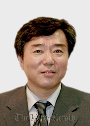이호재 서울옥션 (대표) / Gana Art Center head donates 128 relics to Seoul Arts Center