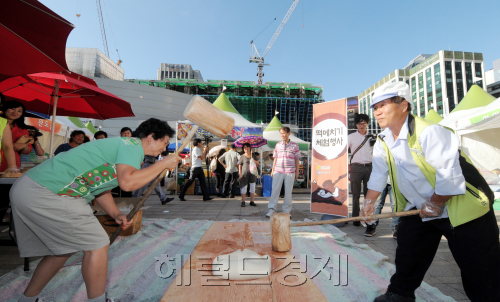 서울,청계광장 장터로 추석상 30%까지 저렴하게 준비하세요. 8월 31일 부터 9월 4일까지 서울광장과 청계광장에서 전국 각지에서 올라 온 농수특산물을 시중가격보다 최대 30%가지 저렴하게 판매하는 직거래 장터가 열린다. 31일 오후 서울광장에 마련된 직거래 장터를 찾은 시민들이 떡메치기 체험행사 등 다양한 볼거리와 먹거리를 즐기며 장을보고 있다./ 안훈기자 rosedale@ 2011.08.31\r\n서울,청계광장 장터로 추석상 30%까지 저렴하게 준비하세요. 8월 31일 부터 9월 4일까지 서울광장과 청계광장에서 전국 각지에서 올라 온 농수특산물을 시중가격보다 최대 30%가지 저렴하게 판매하는 직거래 장터가 열린다. 31일 오후 서울광장에 마련된 직거래 장터를 찾은 시민들이 떡메치기 체험행사 등 다양한 볼거리와 먹거리를 즐기며 장을보고 있다./ 안훈기자 rosedale@ 2011.08.31\r\n서울,청계광장 장터로 추석상 30%까지 저렴하게 준비하세요. 8월 31일 부터 9월 4일까지 서울광장과 청계광장에서 전국 각지에서 올라 온 농수특산물을 시중가격보다 최대 30%가지 저렴하게 판매하는 직거래 장터가 열린다. 31일 오후 서울광장에 마련된 직거래 장터를 찾은 시민들이 떡메치기 체험행사 등 다양한 볼거리와 먹거리를 즐기며 장을보고 있다./ 안훈기자 rosedale@ 2011.08.31\r\n서울광장에서 지난달 31일 열린 ‘제3회 농수특산물 한마당 장터’를 찾은 시민이 떡메치기 체험을 하고 있다. 오는 4일까지 열리는 이번 행사는 제주 감귤, 공주 밤, 횡성 더덕, 순창 고추장, 광주 한과, 상주 곶감, 통영 멸치 등 전국 142개 시ㆍ군에서 인증한 농수특산물 1890여 품목을 시중보다 10~30% 저렴한 가격에 판매한다.  　안훈 기자/rosedale@