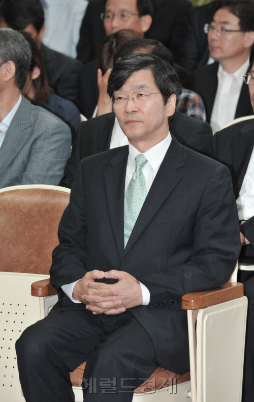 1일 서울시교육청 조회에 참석한 곽노현 교육감이 국민의례를 하고 있다.<br />정희조 기자/checho@heraldm.com 110901