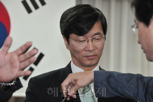 1일 서울시교육청 조회에 참석한 곽노현 교육감이 연설직전 집행부에서 취재진들을 말리고 있다.<br />정희조 기자/checho@heraldm.com 110901