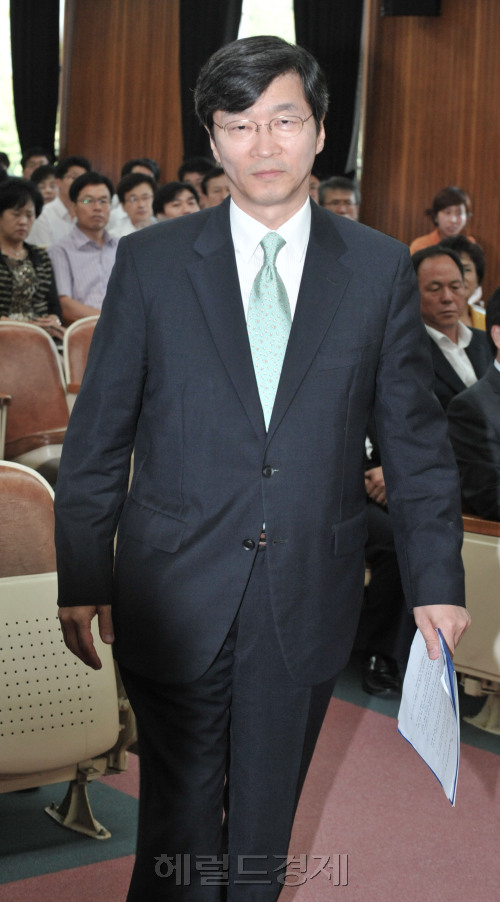 1일 서울시교육청 조회에 참석한 곽노현 교육감이 연단으로 이동하고 있다.<br />정희조 기자/checho@heraldm.com 110901
