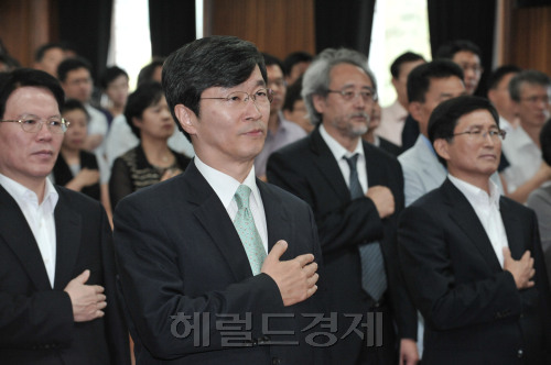 1일 서울시교육청 조회에 참석한 곽노현 교육감이 국민의례를 하고 있다.<br />정희조 기자/checho@heraldm.com 110901\r\n곽노현 서울시 교육감이 1일 오전 서울시 교육청에서 열린 월례조회에서 국민의례를 하고 있다. 같은 시각 서울 배화여고에서 고3 수험생들이 대학수학능력시험 9월 모의평가를 치르고 있다. 자신의 미래를 걸고 시험 문제와 사투를 벌이고 있는 학생들. 그들에게 갈수록 논란이 증폭되고 있는 곽 교육감은 어떤 모습으로 투영될까.  정희조ㆍ박현구 기자/checho@