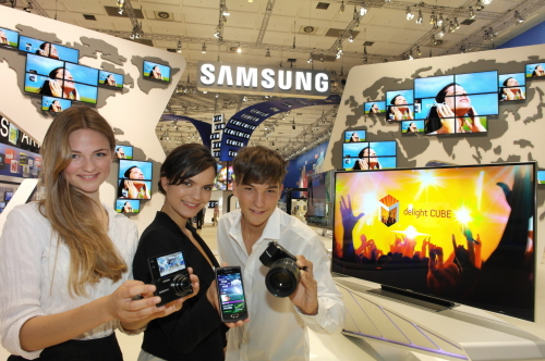 세계 최대 규모의 가전 전시회인 ‘IFA 2011’이 2일(현지시간) 독일 베를린에서 6일간의 일정으로 개막된다. 삼성전자 전시장에서 모델들이 바다 2.0이 탑재된 웨이브 3, 디지털 카메라 NX200, MV800을 소개하고 있다.  ［사진제공=삼성전자]