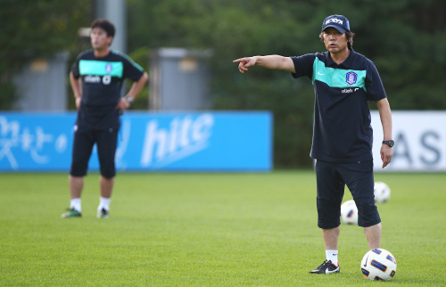 <YONHAP PHOTO-2592> '축구대표팀 조광래 감독' (파주=연합뉴스) 임병식 기자 = 월드컵 예선전을 앞두고 대표팀 훈련이 시작된 31일 오후 파주NFC(대표팀트레이닝센터)에서 조광래 감독(오른쪽)이 훈련을 지휘하고 있다. 축구대표팀은 오는 2일 오후 8시 고양종합운동장에서 레바논과 2014 브라질 월드컵 3차 예선 B조 1차전을 치른다. 2011.8.31 andphotodo@yna.co.kr/2011-08-31 20:07:33/ <저작권자 ⓒ 1980-2011 ㈜연합뉴스. 무단 전재 재배포 금지.>\r\nKorea head coach Cho Kwang-rae aims to rebound from a 3-0 defeat to Japan last month.  Yonhap News
