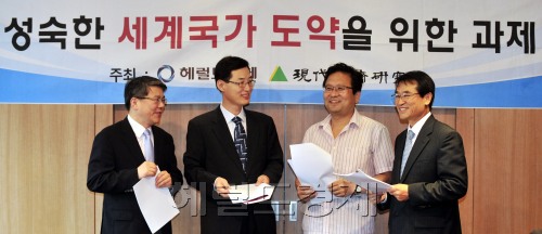 김용하(한국보건사회연구원 원장),문창진(한국건강증진재단 이사장),현진권(아주대학교 경제학과 교수),김주현(현대경제연구원장)