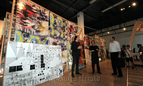 광주 디자인비엔날레 프레스투어./ 안훈기자 rosedale@ 2011.09.01\r\nCo-director of the 4th Gwangju Design Biennale Seung H-sang (center) talks about the work “Transparent Camouflage” by Metahaven on Thursday.  Ahn Hoon/The Korea Herald