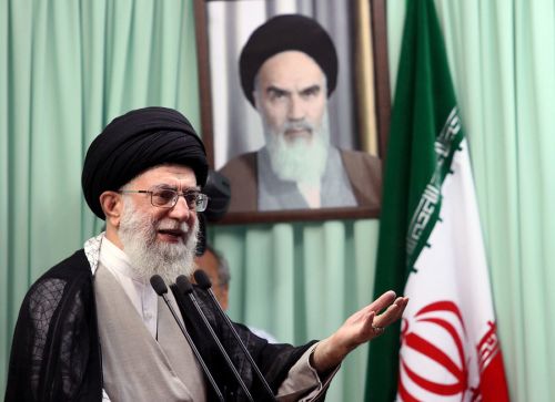 <YONHAP PHOTO-2203> RESTRICTED TO EDITORIAL USE - MANDATORY CREDIT "AFP PHOTO / HO / KHAMENEI.IR" - NO MARKETING NO ADVERTISING CAMPAIGNS - DISTRIBUTED AS A SERVICE TO CLIENTS A handout picture released by the official website of Iran's Supreme Leader Ayatollah Ali Khamenei shows Khamenei delivering a speech in front of a portrait of Iran's late founder of the Islamic Republic Ayatollah Ruhollah during Eid al-Fitr prayers at Tehran University in the Iranian capital on August 31, 2011. Eid al-Fitr is the feast celebrating the end of the Muslim holy month of Ramadan. AFP PHOTO/HO/KHAMENEI.IR /2011-08-31 17:21:06/ <저작권자 ⓒ 1980-2011 ㈜연합뉴스. 무단 전재 재배포 금지.>\r\nIran’s Supreme Leader Ayatollah Ali Khamenei    \r\n AFP-Yonhap News