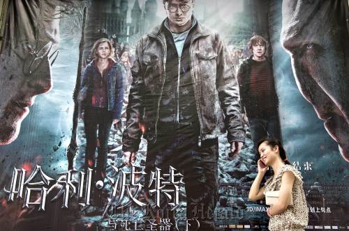 <YONHAP PHOTO-1453> TO GO WITH Entertainment-China-US-film,ADVANCER by Jonathan Landreth A woman walks past a billboard advertising the latest Harry Potter movie "Harry Potter and the Deathly Hallows - Part 2" in Shanghai on August 3, 2011. China's legions of Harry Potter fans will finally get to see the final chapter of the series when it premieres at Chinese cinemas on August 4, after a heavily hyped 90-minute epic about the history of the Communist Party gives way to the boy wizard. AFP PHOTO / Philippe Lopez /2011-08-03 14:29:02/ <저작권자 ⓒ 1980-2011 ㈜연합뉴스. 무단 전재 재배포 금지.>\r\nA woman walks past a billboard advertising ‘Harry Potter and the Deathly Hallows ― Part 2’ in Shanghai.  AFP-Yonhap News