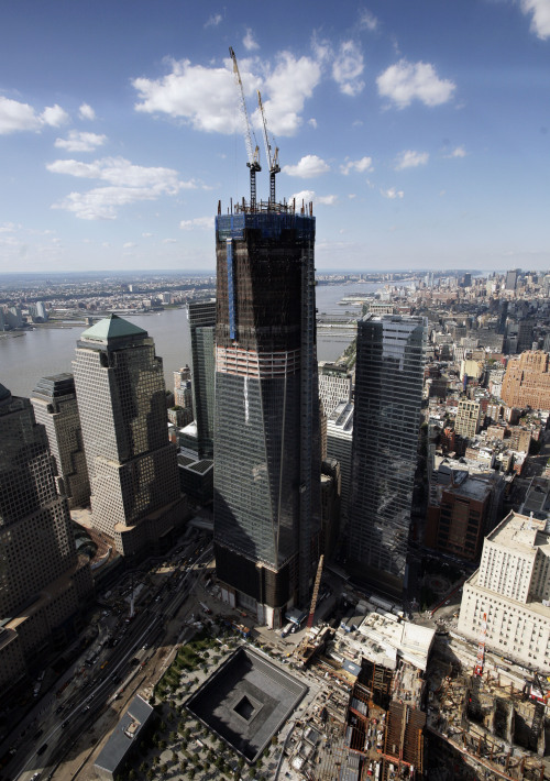 <YONHAP PHOTO-1052> One World Trade Center has reached the 80th floor in this aerial photo, Tuesday, Aug. 30, 2011 in New York. At it's base is the National September 11 Memorial. Sept.11, 2011 will mark the tenth anniversary of the terrorist attacks in the United States. (AP Photo/Mark Lennihan)/2011-08-31 10:24:21/ <저작권자 ⓒ 1980-2011 ㈜연합뉴스. 무단 전재 재배포 금지.>\r\nConstruction of the new World Trade Center reaches 80th floor on Tuesday in New York.  AP-Yonhap News