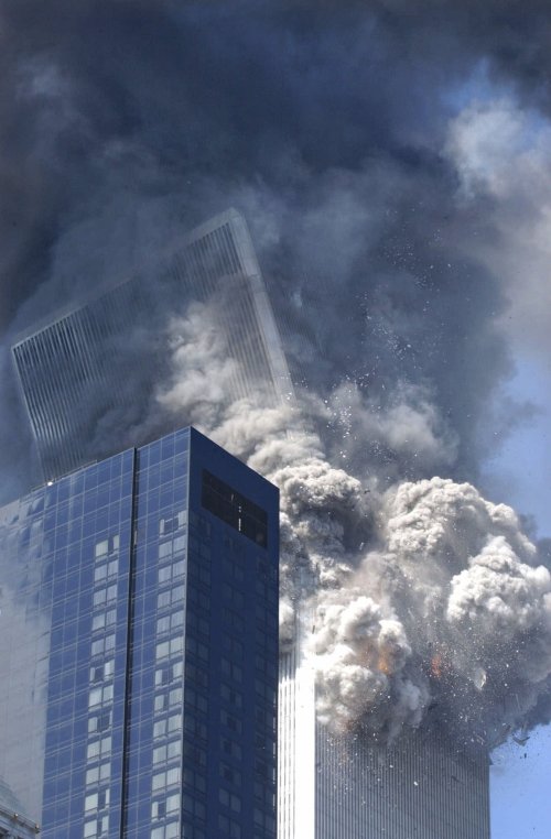 <YONHAP PHOTO-0267> FILE - In this Sept. 11, 2001 file photo, the south tower of the World Trade Center begins to collapse after a terrorist attack on the New York landmark. (AP Photo/Amy Sancetta)/2011-09-01 06:23:04/ <저작권자 ⓒ 1980-2011 ㈜연합뉴스. 무단 전재 재배포 금지.>\r\nThe south tower of the World Trade Center collapses during the September 11 terrorist attack in 2001. AP-Yonhap News