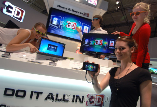 LG Electronics presents 3-D total solutions ― from 3-D TVs to 3-D projectors ― at its experience zone at the global trade show IFA 2011. The six-day event will open in Berlin on Friday.  LG Electronics