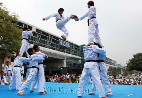Taekwondo practitioners show off their skills near Onyang Hot Spring station in Asan, South Chungcheong Province marking Taekwondo Day which falls on Sept. 4, on Monday. World Taekwondo Federation