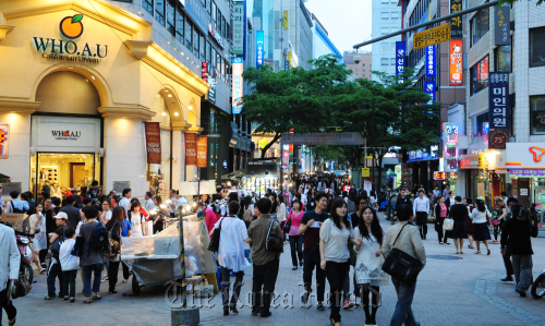 A Myeong-dong street in downtown Seoul. Park Hyun-koo/The Korea Herald