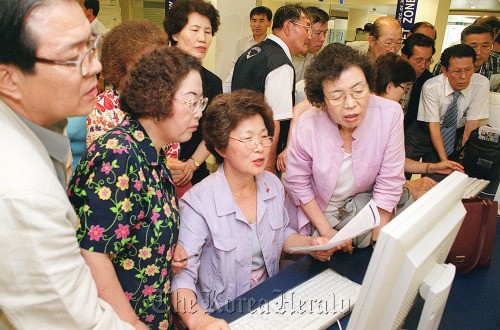 19일 한국정보문화센터는 서울 등촌동 소재 에서 정보문화홍보관에서 노인대상 인터넷 정보검색대회를 개최했다.  대회가 시작되기전 1층 로비에 마련된 인터넷 프라자에서 참가자들이 막바지 점검에 여념이 없다.<br />20010719
