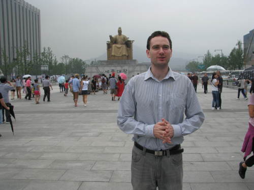 Daniel Tudor observes how Seoulites enjoy the Aug. 15 Liberation Day in Gwanghwamun. (Rob York/The Korea Herald)