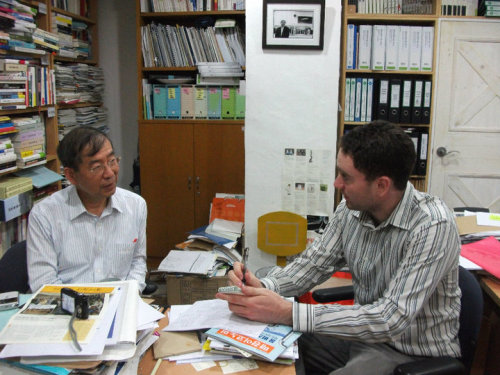Economist correspondent Daniel Tudor interviews social campaigner Park Won-soon at Park’s office. (Daniel Tudor)\r\n박원순(변호사)