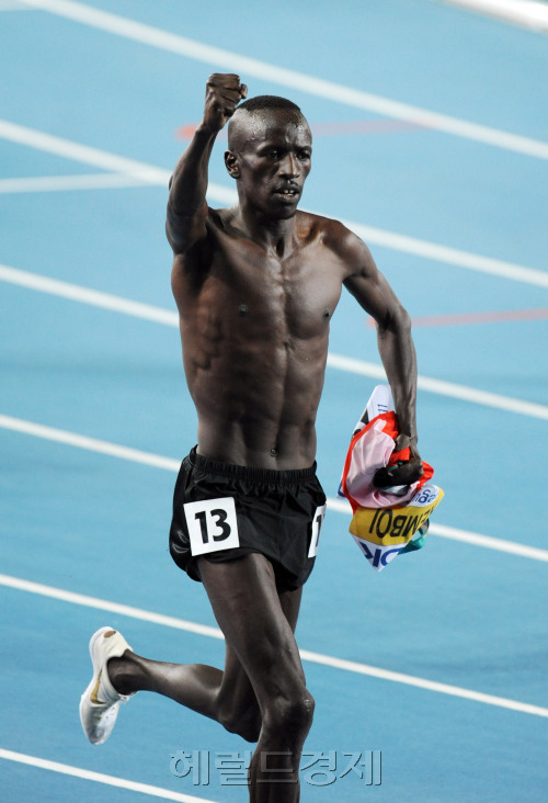 2011 대구 세계육상선수권대회 6일째인 1일 오후 대구 스타디움에서 열린 남자 3000미터 장애물 경기에서 우승한 케냐에 이지키엘 켐보이 선수가 승리를 자축하고 있다. 2011.9.1.\r\n2011 대구 세계육상선수권대회 6일째인 1일 오후 대구 스타디움에서 열린 남자 3000미터 장애물 경기에서 우승한 케냐에 이지키엘 켐보이 선수가 승리를 자축하고 있다. 2011.9.1.