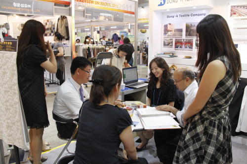 코엑스에서 열리고 있는 ‘2011 프리뷰 인 서울’에서 바이어들이 전시된 섬유에 대해 상담하고 있다. [사진제공=섬유산업연합회]