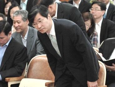 Seoul Metropolitan Office of Education Superintendent Kwak No-hyun sits down during a morning assembly of employees Thursday. (Chung Hee-cho/The Korea Herald)