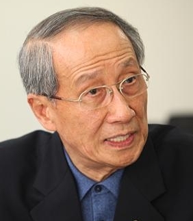 윤여준 “안철수 출마, 박경철 말을 믿어라”