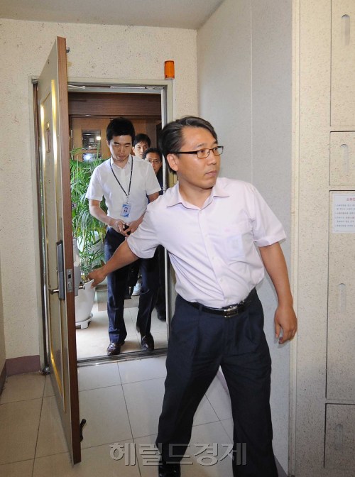 2일 오전 서울시 화곡동소재 곽노현 서울시 교육감자택에서 오전 8시경 압수수색을 시작한 검찰직원들이 압수수색을 마치고 나오고 있다.<br />이상섭 기자 babtong@heraldm.com 2011.09.02\r\n2일 오전 서울시 화곡동소재 곽노현 서울시 교육감자택에서 오전 8시경 압수수색을 시작한 검찰직원들이 압수수색을 마치고 나오고 있다.\n이상섭 기자 babtong@heraldm.com 2011.09.02\r\n검찰이 2일 오전 서울 강서구 화곡동의 곽노현 서울시교육감 자택을 전격 압수수색했다. 사진은 검찰 직원들이 압수수색을 마치고 나오는 모습. \n이상섭 기자/babtong@