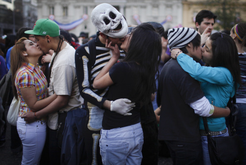 Chilean couples kiss during a demonstration demanding structural changes in the educational sector in downtown Santiago, Chile, Thursday. Around a hundred couples of students gathered for the singular protest as part as the three-month campaign calling for better quality and free education. (AP-Yonhap News)