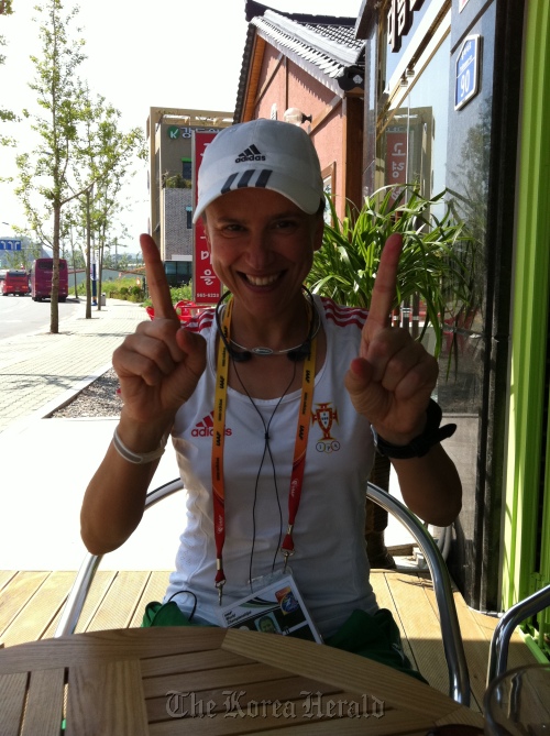 Portugal’s Susana Feitor signs the number 11, her total number of World Championships appearances, during an interview with The Korea Herald.		 Robert Lee/The Korea Herald\r\nSusana Feitor.	\r\n Robert Lee/The Korea Herald