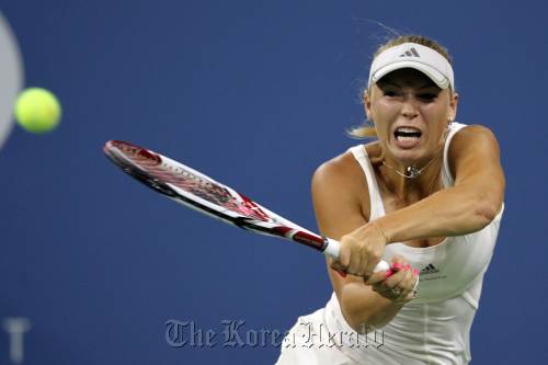 <YONHAP PHOTO-0992> NEW YORK, NY - SEPTEMBER 01: Caroline Wozniacki of Denmark returns a shot against Arantxa Rus of Netherlands during Day Four of the 2011 US Open at the USTA Billie Jean King National Tennis Center on September 1, 2011 in the Flushing neighborhood of the Queens borough of New York City. Nick Laham/Getty Images/AFP== FOR NEWSPAPERS, INTERNET, TELCOS & TELEVISION USE ONLY == /2011-09-02 10:14:04/ <저작권자 ⓒ 1980-2011 ㈜연합뉴스. 무단 전재 재배포 금지.>\r\nCaroline Wozniacki returns a shot against Arantxa Rus during the 2011 U.S. Open at the USTA Billie Jean King National Tennis Center on Thursday.  AFP-Yonhap News\r\nCaroline Wozniacki returns a shot against Arantxa Rus during the 2011 U.S. Open at the USTA Billie Jean King National Tennis Center on Thursday.  AFP-Yonhap News