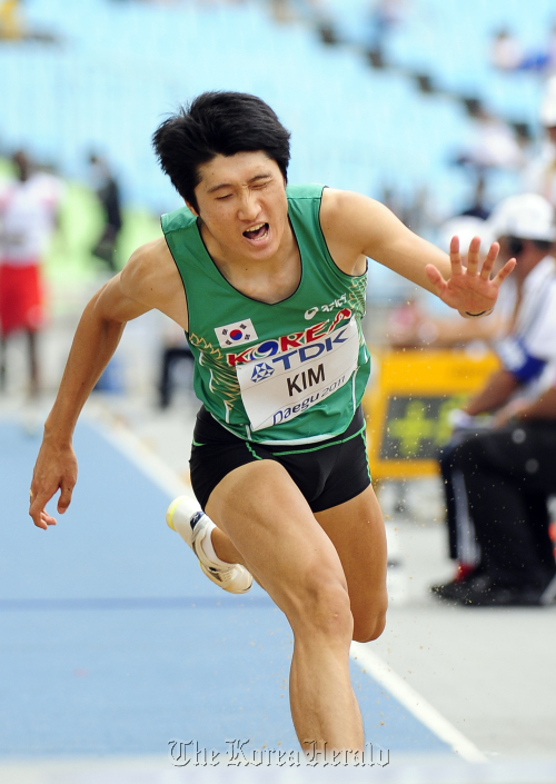 김덕현이 2일 오후 대구스타디움에서 벌어진 2011대구육상세계선수권대회 남자 세단뛰기 예선전 3차 시기 도중 부상을 당해 고통스러워하고 있다.\r\nKorean hopeful Kim Deok-hyeon fails to qualify for the men’s triple jump final on Friday.  Park Hae-mook/The Korea Herald