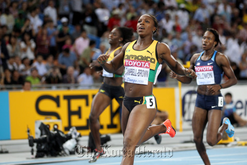 2011 대구세계육상대회 7일차인 2일 대구스타디움에서 여자 200m 결승에서 우승한 베로니카 캠벨 브라운(자메이카)이 카멜리타 지터(미국)을 제치고 1위로 골인하고 있다.\r\nJamaica’s Veronica Campbell-Brown (center) wins the women’s 200 meters on Friday.			 Park Hae-mook/The Korea Herald
