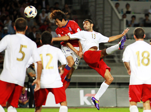 Park Chu-young scores his second goal against Lebanon on Friday during the Asia region preliminary match for the 2014 Brazil World Cup held at Goyang Stadium in Gyeonggi Province. South Korea beat Lebanon by 6-0. (Yonhap News)