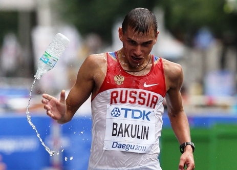 Sergey Bakulin of Russia cools himself during the men's 50km race walk in Daegu on Saturday. Yonhap News