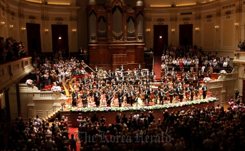 Seoul Philharmonic Orchestra and music director and maestro Chung Myung-whun receive a standing ovation after their performance in the Concertgebouw hall in Amsterdam, the Netherlands, on Aug. 19.  Seoul Philharmonic Orchestra\r\nSeoul Philharmonic Orchestra and music director and maestro Chung Myung-whun receive a standing ovation after their performance in the Concertgebouw hall in Amsterdam, the Netherlands, on Aug. 19.  Seoul Philharmonic Orchestra