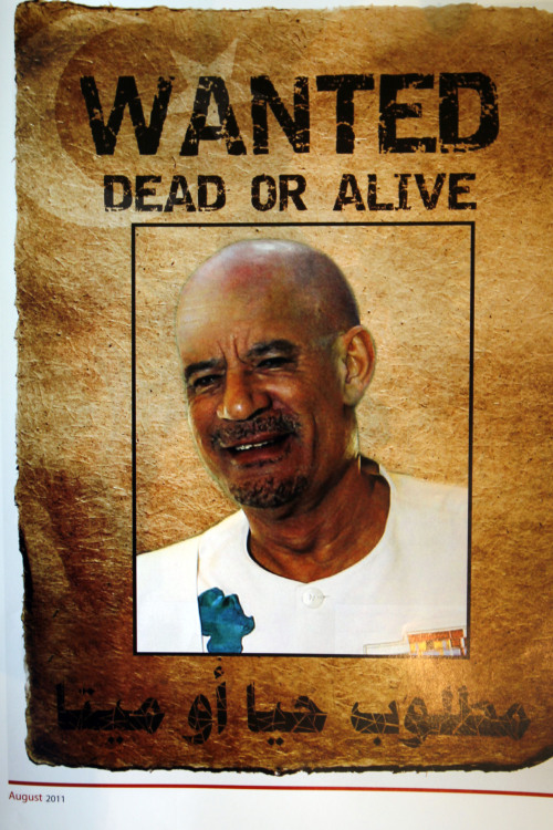 <YONHAP PHOTO-0532> RETRANSMITTED TO CLARIFY NEWSPAPER IMAGE HAS BEEN MANIPULATED - A printed page from free a newspaper shows ousted Libyan leader Moammar Gadhafi in a photo digitally manipulated to make him appear bald in Tripoli, Libya, Thursday, Sept. 1, 2011. Rebels hunting the top officials in Gadhafi's ousted regime have captured his foreign minister and are closing in on Gadhafi himself, rebel officials said. The announcement, made on the 42nd anniversary of the coup that brought Gadhafi to power, also came as rebels forces pressed toward three major bastions of the crumbling regime, including Gadhafi's hometown. (AP Photo/Francois Mori)/2011-09-02 06:23:43/ <저작권자 ⓒ 1980-2011 ㈜연합뉴스. 무단 전재 재배포 금지.>\r\nA printed page from free a newspaper on Thursday shows Moammar Gadhafi in a photo digitally manipulated to make him appear bald. AP-Yonhap News
